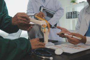 discussing-arthroscopy-diagnosis